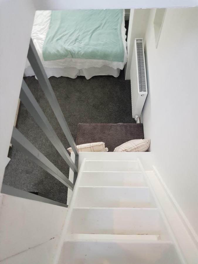 Webb Place 2 Bedroom ! Apartment *