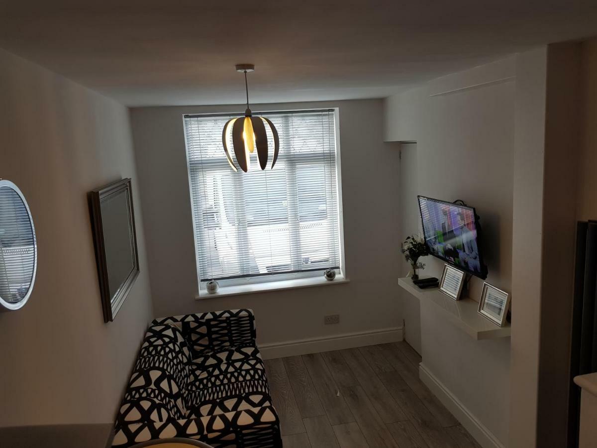 Webb Place 2 Bedroom ! Apartment *